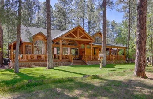 Pinetop Cabin | Custom Cabin on Golf Course - Don't Miss Out!