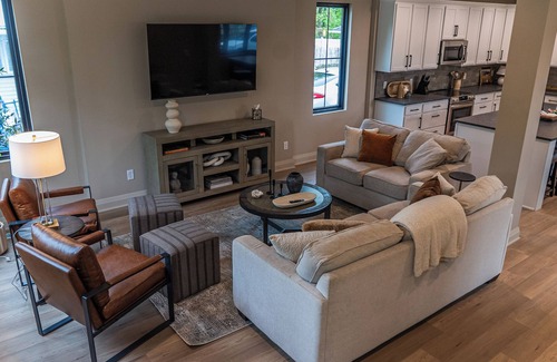 Bowling Green House | CUSTOM FALCON PUTTING GREEN and Luxury combined to create your DREAM stay here in the heart of Bowling Green