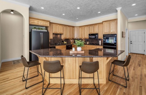 Deschutes River Woods House | Custom Home ~ 10 Mins to Downtown Bend ~ Private Hot Tub ~ Game Room