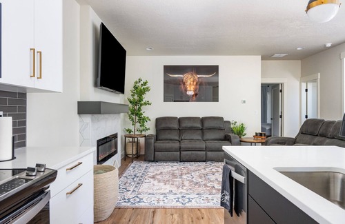 Cascade House | Custom Home/Hot Tub/Fireplace/Close To LakeCascade