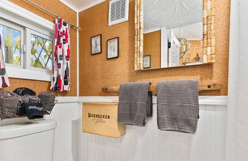 Kerns House | ❤️Custom Tiny w/ Vineyard Vibes, Firepit, Kitchen, Next to PDX's Best Eat✨