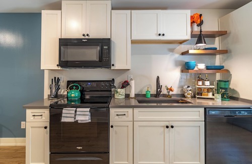Cooper-Young Historic District House | Cute 2 bedroom close to downtown and walking distance to restaurant