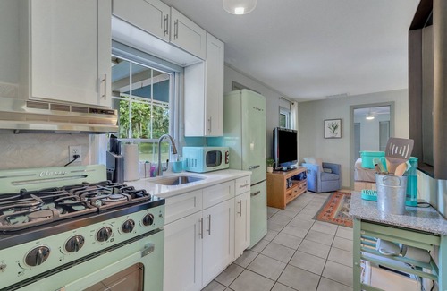 Savannah Cottage | Cute 2BR/1BA Cottage by River & Golf Course on Island!