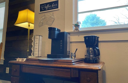 Roanoke House | Cute and Charming 2-bedroom home Self check-in close to DownTown