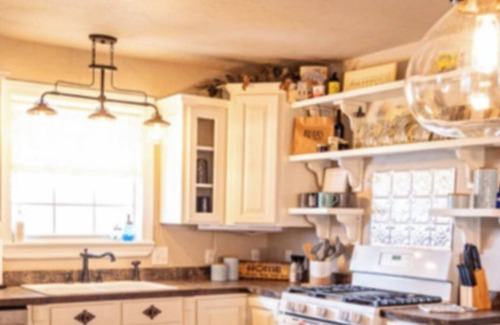 Atoka Cottage | Cute and cozy cottage in Atoka, home of Reba’s Place.
