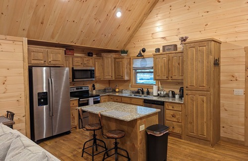 Cashes Valley Cabin | Cute Cabin 10mins from Blue Ridge, wifi, hot tub Hiking and waterfalls near
