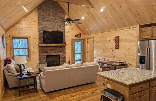 Cashes Valley Cabin | Cute Cabin 10mins from Blue Ridge, wifi, hot tub Hiking and waterfalls near