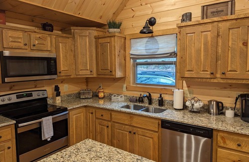 Cashes Valley Cabin | Cute Cabin 10mins from Blue Ridge, wifi, hot tub Hiking and waterfalls near