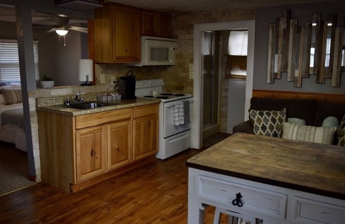 Mid America Cabin | Cute cabin steps away from the water