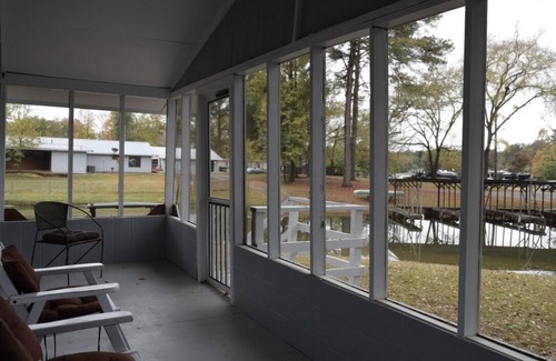 Mid America Cabin | Cute cabin steps away from the water