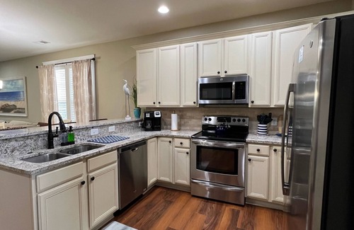 Myrtle Beach House | Cute clean updated cottage! Screen Porch Pools Beach! Open fall dates discounted