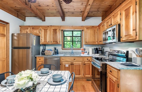 Gatlinburg - Pigeon Forge Cabin | Cute & Comfortable Cabin🌟 HotTub, AirHockey, VideoGames, Pond