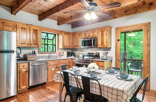 Gatlinburg - Pigeon Forge Cabin | Cute & Comfortable Cabin🌟 HotTub, AirHockey, VideoGames, Pond