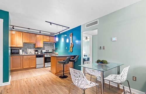 Gainesville Condo | Cute Condo Close to Campus - Walk to Shands/Pool!