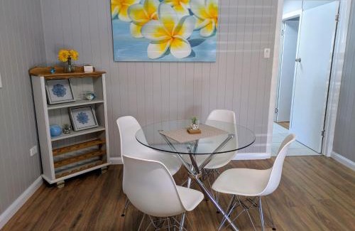 North Ward Apartment | Cute Cottage - 2 Bedrooms - City & Strand Beach Location