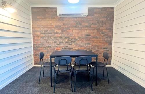 Slacks Creek House | Cute Cottage Home - Vintage Charm & Great Location at Slacks Creek, Close to Logan Central & M1
