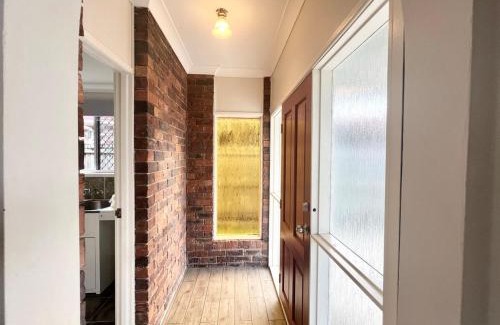 Slacks Creek House | Cute Cottage Home - Vintage Charm & Great Location at Slacks Creek, Close to Logan Central & M1