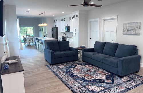 Foley House | Cute cottage near Sports Complex, OWA, beaches, shopping, restaurants. King bed.