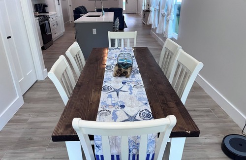 Foley House | Cute cottage near Sports Complex, OWA, beaches, shopping, restaurants. King bed.