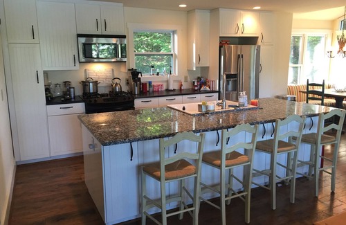 Gainesville House | Cute cottage on Lake Lanier with dock and screened porch.