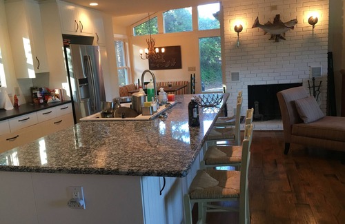 Gainesville House | Cute cottage on Lake Lanier with dock and screened porch.