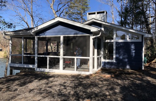 Gainesville House | Cute cottage on Lake Lanier with dock and screened porch.