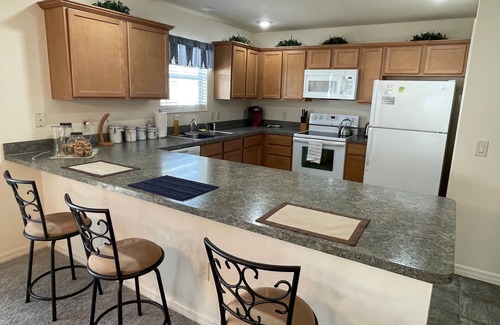 Wildwood Villa | Cute Courtyard Villa medium dogs & declawed cats welcome!