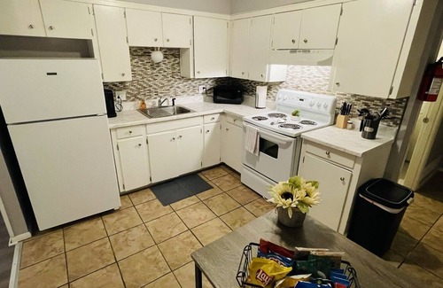 Independence Apartment | Cute & Cozy 2- Large TV, Large Couch, Comfy Beds