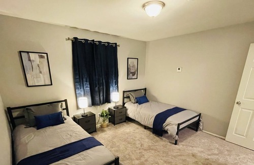 Independence Apartment | Cute & Cozy 2- Large TV, Large Couch, Comfy Beds