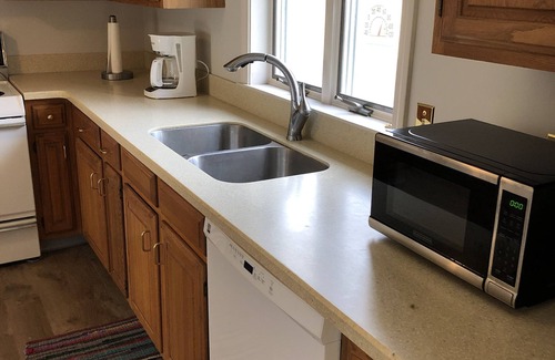 Kingston House | Cute Dog-Friendly 4B Escape Short Drive to Beaches