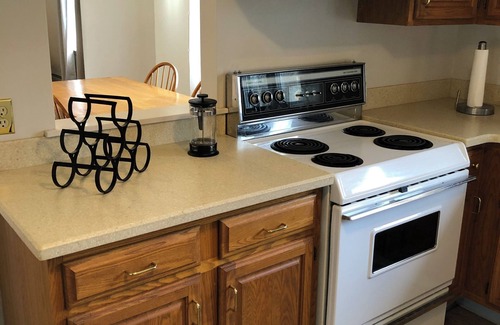 Kingston House | Cute Dog-Friendly 4B Escape Short Drive to Beaches
