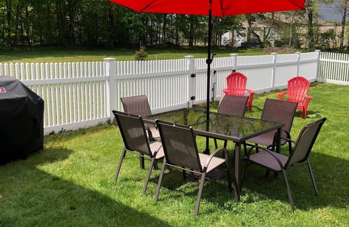 Kingston House | Cute Dog-Friendly 4B Escape Short Drive to Beaches