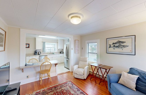 Newport House | Cute, dog-friendly cottage w/views in Nye Beach - walk to shops & the park