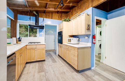 Rockaway Beach Cabin | Cute dog-friendly beach cabin with wood-burning fireplace & private hot tub