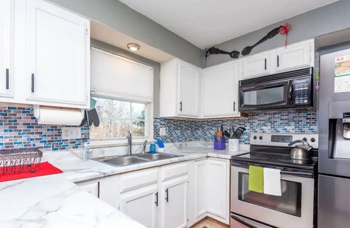 Charlotte House | Cute Duplex! Suite "B" Close to Everything