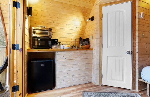 Ashland Cabin | Cute European Bungalow Cabin w/Hot Tub. 1 Double Bed and Pet Friendly!