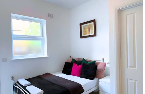 Hoe Street Apartment | Cute Garden Studio with private entrance, 5-min walk to tube (Victoria line)