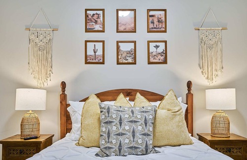 Salt Lake City Apartment | Cute Living area*𝓗𝓞𝓣 𝓣𝓤𝓑❂𝔾𝕐𝕄❂Mtn/Pool View❂Near Downtown❂Desk