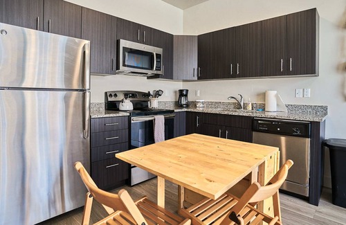 Salt Lake City Apartment | Cute Living area*𝓗𝓞𝓣 𝓣𝓤𝓑❂𝔾𝕐𝕄❂Mtn/Pool View❂Near Downtown❂Desk