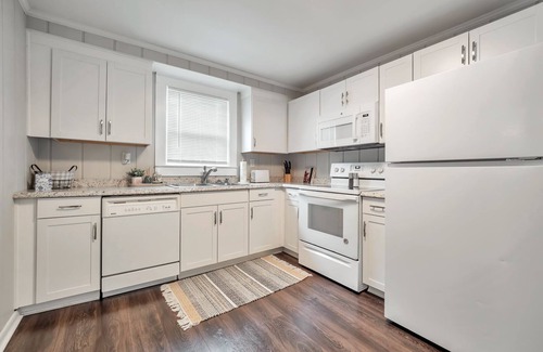 Murfreesboro House | Cute Modern Townhouse Close to MTSU, Parks & Downtown: Large Master & Coffee Bar