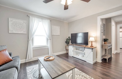 Murfreesboro House | Cute Modern Townhouse Close to MTSU, Parks & Downtown: Large Master & Coffee Bar