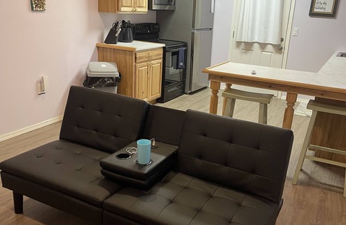 Holly Hill Cottage | CUTE PRIVATE 1 BEDROOM HOUSE 1.5 MILES FROM BEACH