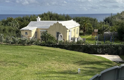 Smith's House | Cute Studio with Patio and South Shore Views