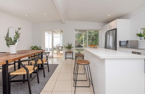Rosebud House | Cutest Cottage on Fourth walk to the Beach