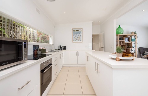 Rosebud House | Cutest Cottage on Fourth walk to the Beach