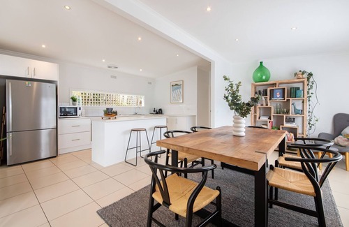 Rosebud House | Cutest Cottage on Fourth walk to the Beach