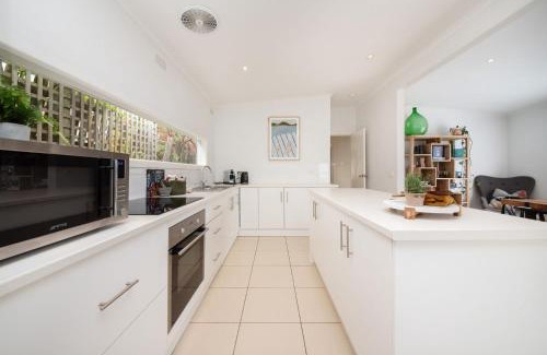 Rosebud House | Cutest Cottage on Fourth walk to the Beach