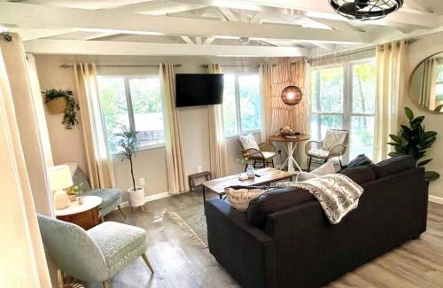Cadiz House | Cutest Cozy Getaway Cottage with Sunset Lakeview