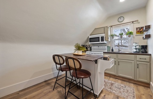 Marion Apartment | Cutie in the Heart of Marion!