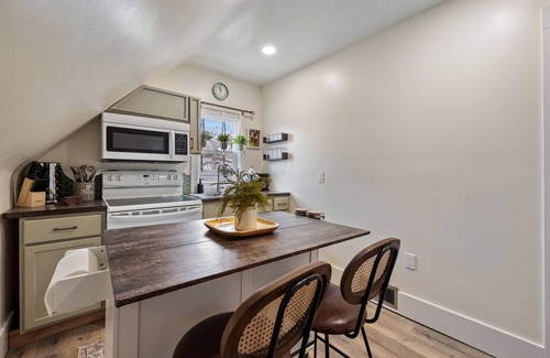Marion Apartment | Cutie in the Heart of Marion!